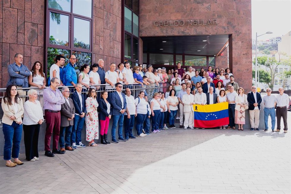 Minuto de silencio convocado por el Cabildo de La Gomera en memoria de las víctimas de los terremotos en Venezuela