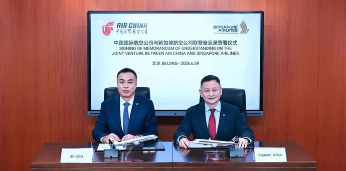 El presidente de Air China, el Sr. Qu Guangji (izquierda), y el director ejecutivo de Singapore Airlines, el Sr. Goh Choon Phong (derecha),  Durante la firma del Memorando de Entendimiento en Pekín, China, el 29 de junio de 2026.