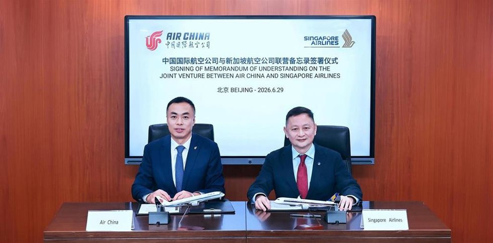 El presidente de Air China, el Sr. Qu Guangji (izquierda), y el director ejecutivo de Singapore Airlines, el Sr. Goh Choon Phong (derecha), Durante la firma del Memorando de Entendimiento en Pekín, China, el 29 de junio de 2026.