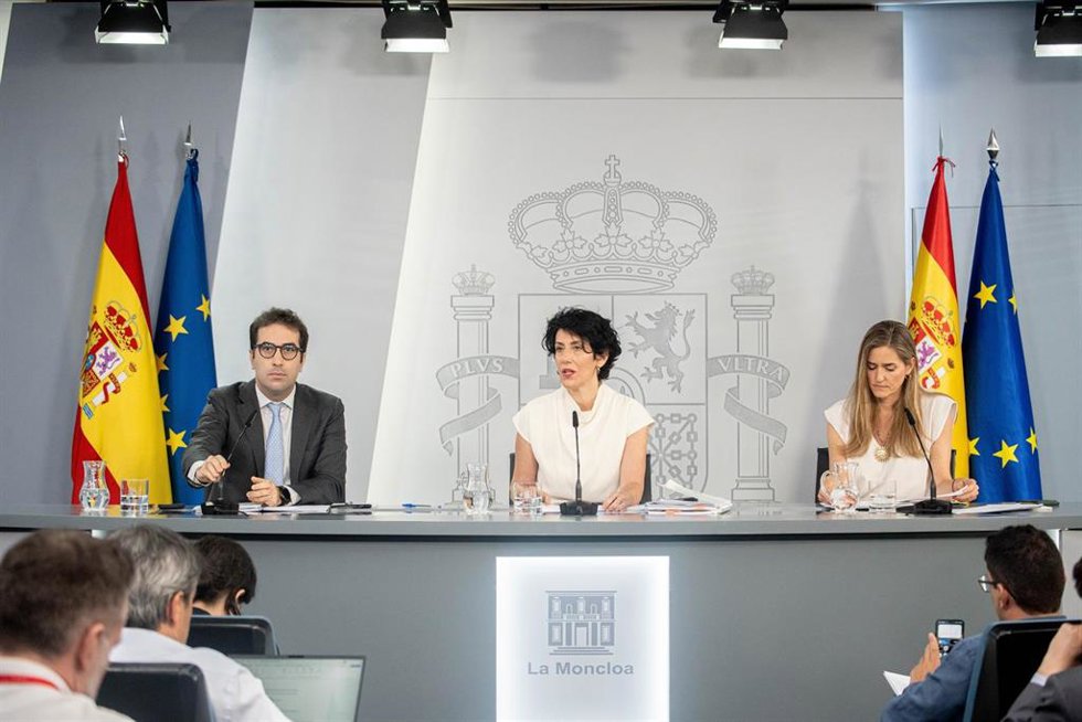 La ministra Portavoz, Elma Saiz (i), la vicepresidenta tercera y ministra para la Transición Ecológica y el Reto Demográfico, Sara Aagesen (d), y el vicepresidente primero y ministro de Economía, Comercio y Empresa, Carlos Cuerpo, durante una rueda de pre