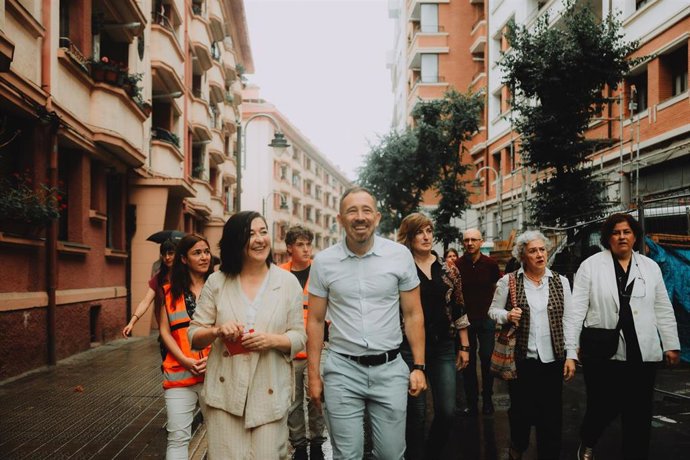 Visita institucional tras la rehabilitación integral de 135 viviendas de Párroco Unceta, en Santutxu (Bilbao)