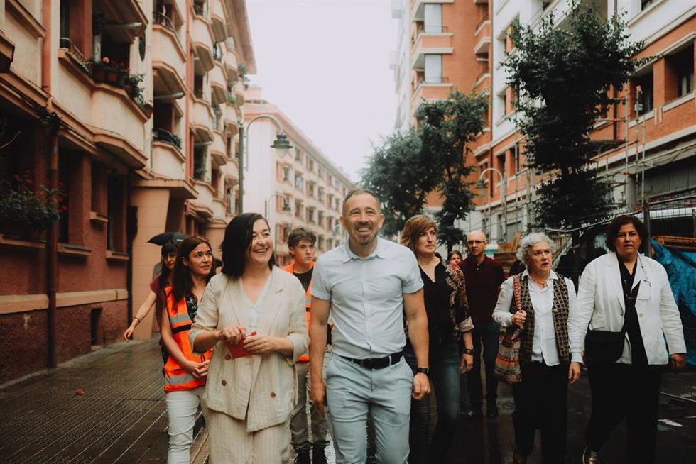 Visita institucional tras la rehabilitación integral de 135 viviendas de Párroco Unceta, en Santutxu (Bilbao)
