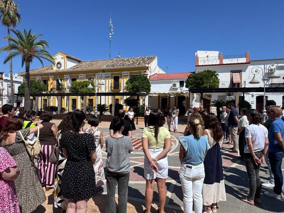 Minuto de silencio junto a las puertas del Consistorio de Guillena en recuerdo a las víctimas del terremoto de Guillena