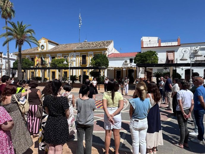 Minuto de silencio junto a las puertas del Consistorio de Guillena en recuerdo a las víctimas del terremoto de Guillena