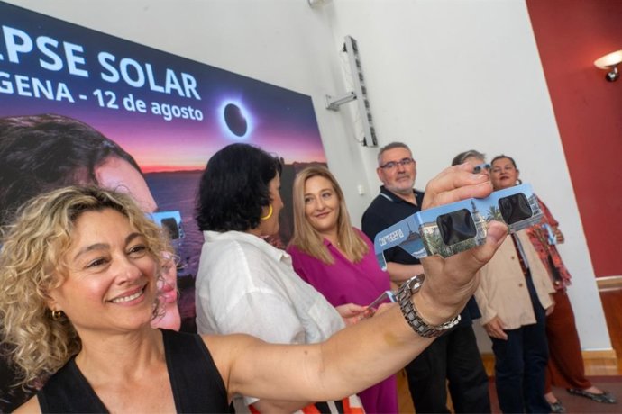 Cartagena reparte más de 10.000 gafas para ver el eclipse solar