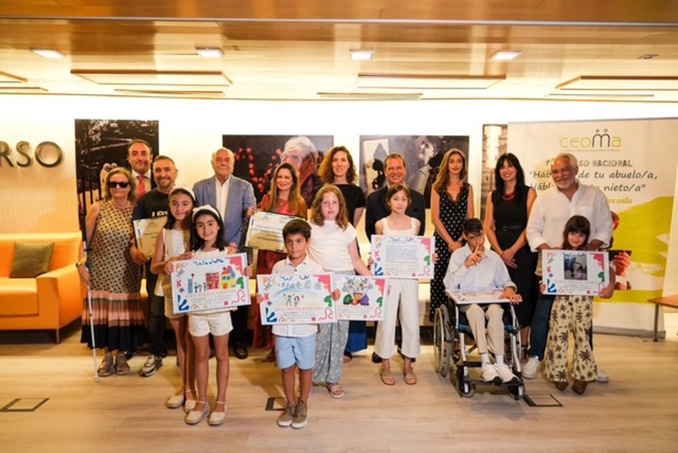 Foto de Familia con todos los premiados de la XVI edición de los Premios 'Háblame de tu abuelo/a, háblame de tu nieto/a"
