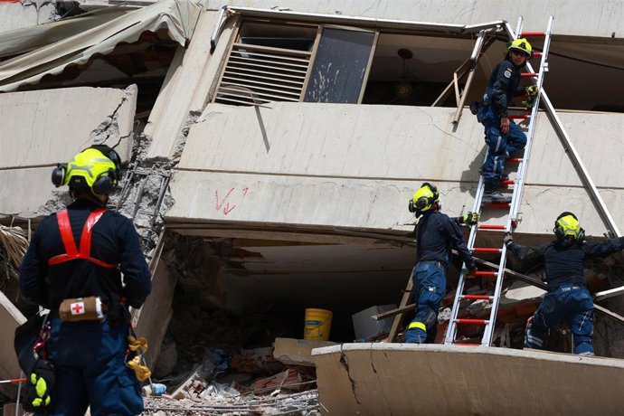 28 June 2026, Venezuela, A Guaira: Rescue workers from the German Federal Agency for Technical Relief (THW) conduct search and rescue operations in A Guaira a few days after the earthquakes that shook Venezuela. Photo: Javier Campos/dpa