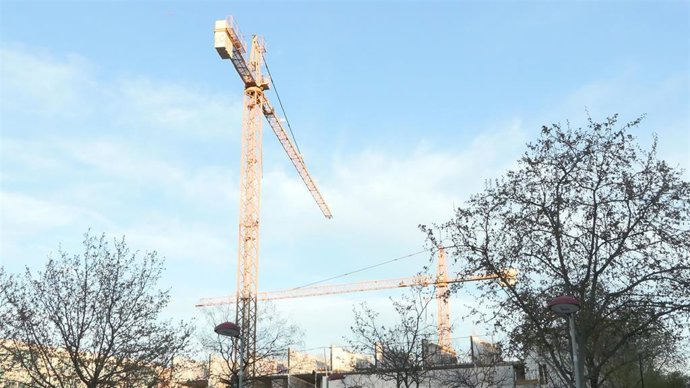 Archivo - Grua de contrucción.