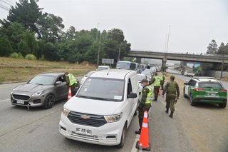 Concepcion, 20 de enero 2026. Carabineros realiza controles vehiculares en el acceso a Penco-Lirquen ubicado en la provincia de Concepcion. Lukas Jara/Aton Chile