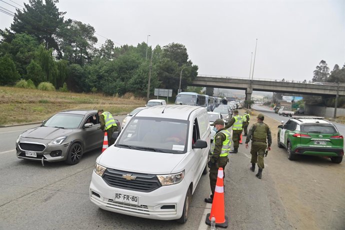 Concepcion, 20 de enero 2026. Carabineros realiza controles vehiculares en el acceso a Penco-Lirquen ubicado en la provincia de Concepcion. Lukas Jara/Aton Chile