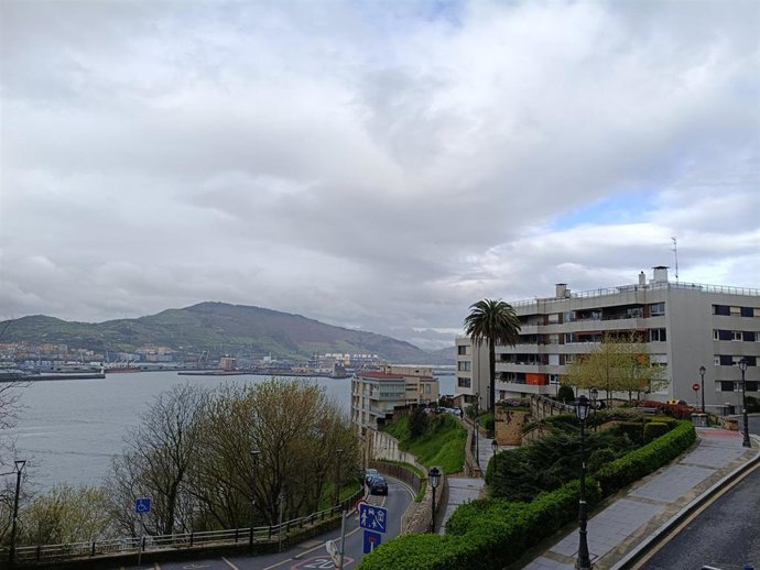 Archivo - Nubes en la costa