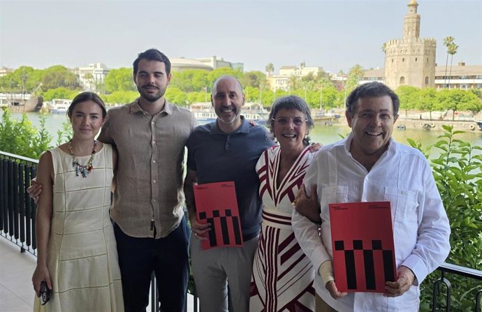 Foto de familia tras la firma del convenio de colaboración entre Antea Prevención y el Teatro de la Maestranza