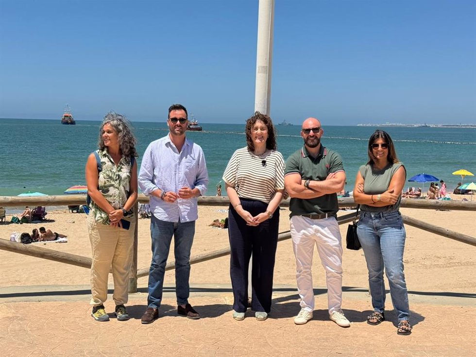 El alcalde de El Puerto, Germán Beardo, en la iaza de la Bandera Azul en la playa de Las Redes.