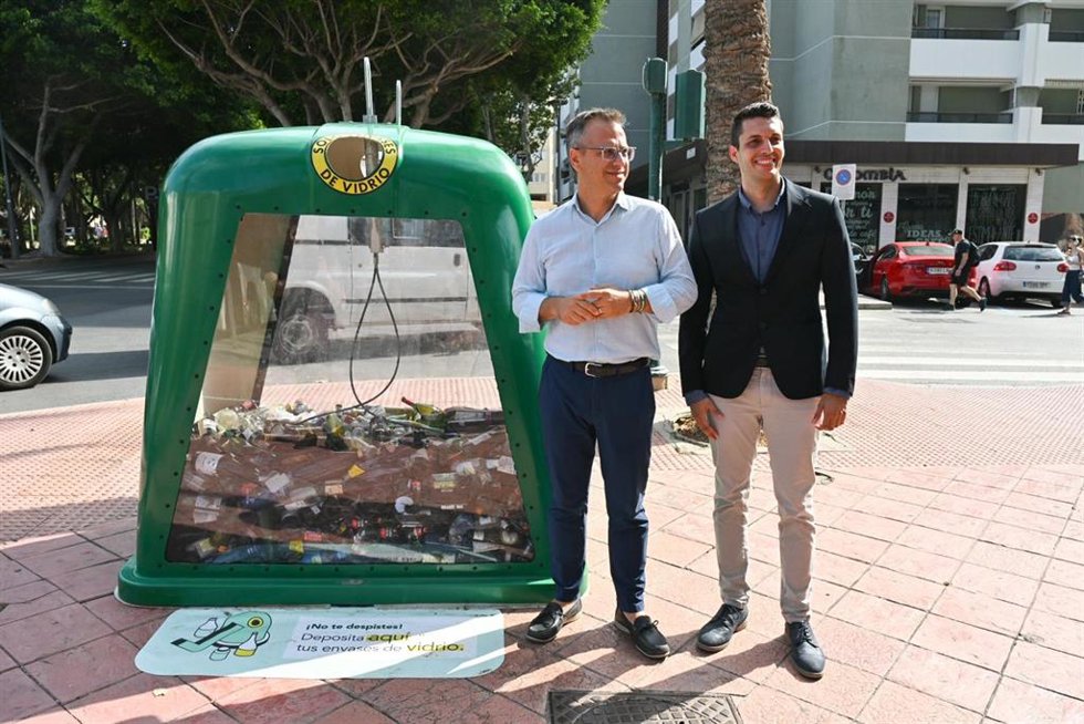 Presentación del primer contenedor transparente para residuos de envases de vidrio instalado en la calle Canónigo Molina Alonso de Almería.