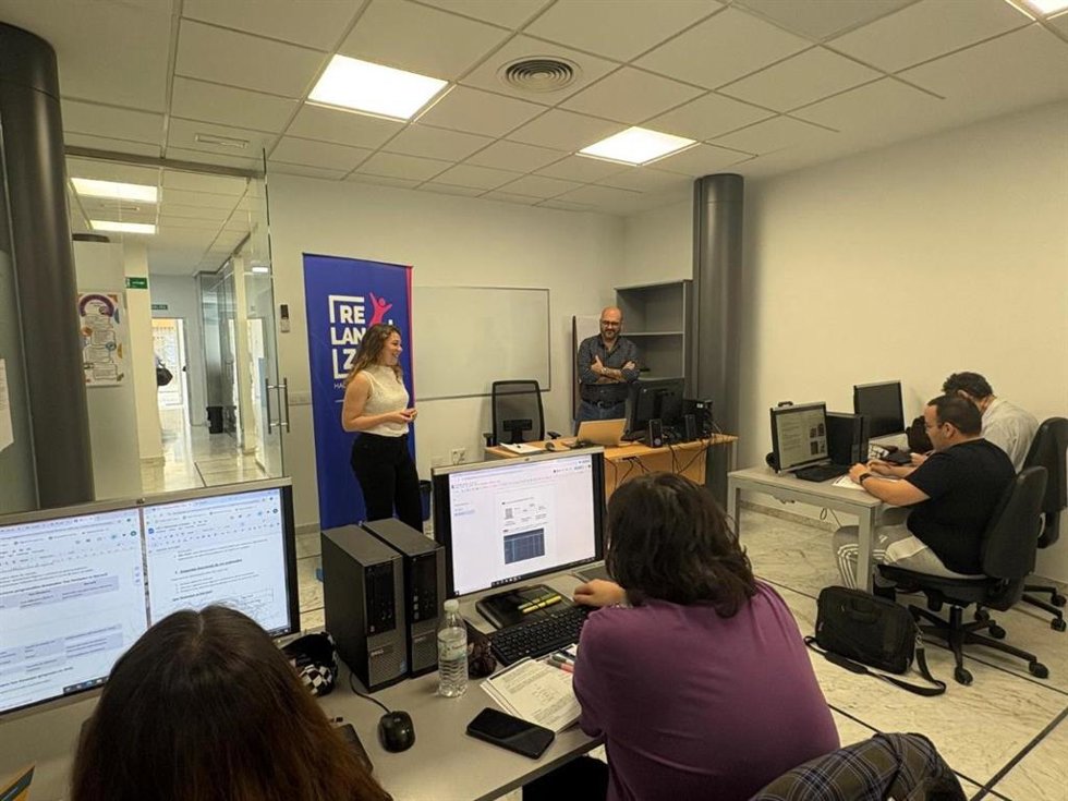 La edil de Empleo visita a los participantes en una de las iniciativas del 'Relanza-T'