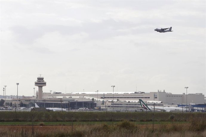 Archivo - Un avión vuela sobre el aeropuerto de Palma
