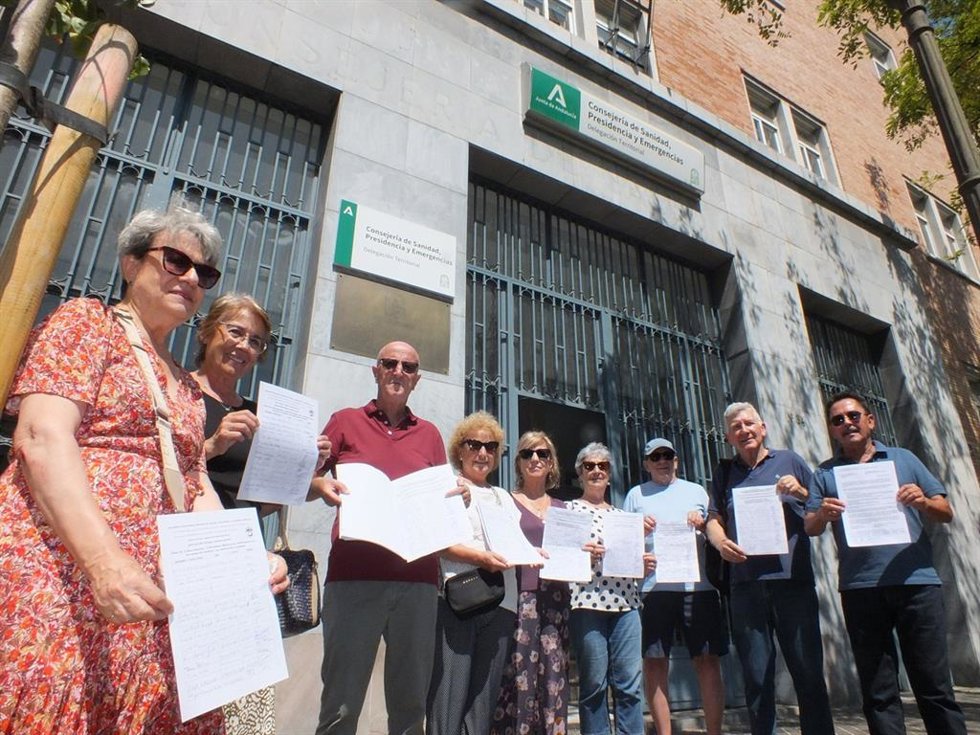 Representantes vecinales ante la Delegación Territorial de Sanidad muestran las firmas con las que reclaman citas en 3 días en los centros de Salud Lucano y Sector Sur.