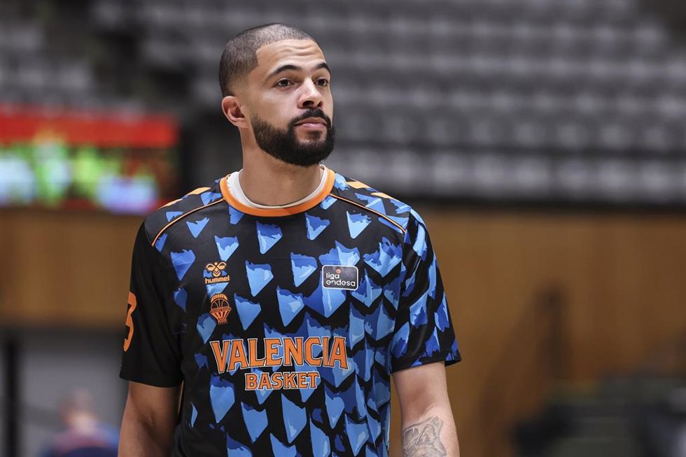 Darius Thompson en un calentamiento con el Valencia Basket