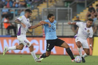 Futbol, O’Higgins vs Deportes Concepcion Fecha 1, Liga de primera 2026.  El jugador de O’Higgins Martin Sarrafiore, centro, disputa el balon contra Mauricio Vera de Deportes Concepcion durante el partido de la liga de primera disputado en el Estadio