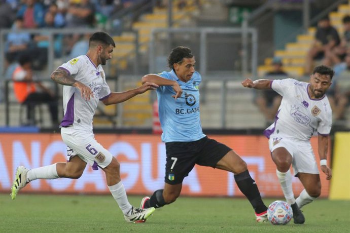 Futbol, O’Higgins vs Deportes Concepcion Fecha 1, Liga de primera 2026.  El jugador de O’Higgins Martin Sarrafiore, centro, disputa el balon contra Mauricio Vera de Deportes Concepcion durante el partido de la liga de primera disputado en el Estadio