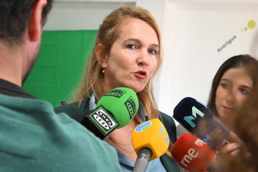 La directora provincial de Educación, Formación Profesional y Deportes, Elena Fernández Treviño, en la atención a medios.
