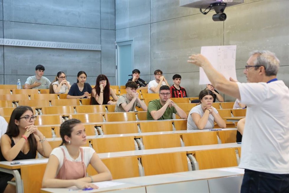 Alumnos antes de un examen de la PAU