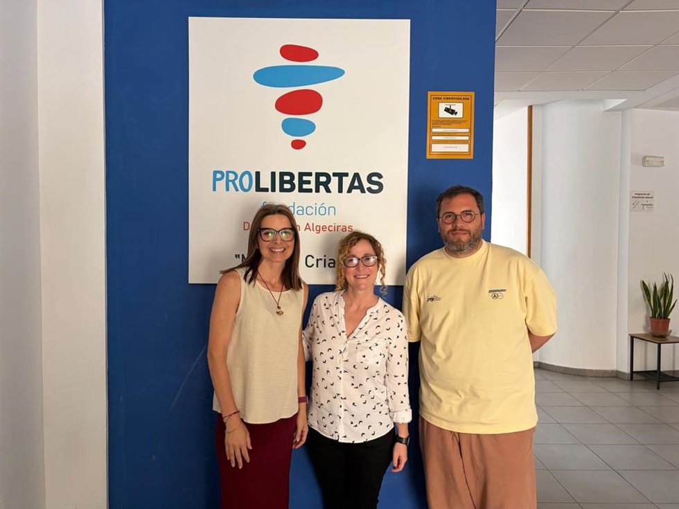 Estrella Blanco, responsable de Fundación Moeve en Cádiz, en una visita a Prolibertas en Algeciras (Cádiz), entidad ganadora del Premio al Valor Social 2025 por su proyecto 'Semillas de Oportunidad'.
