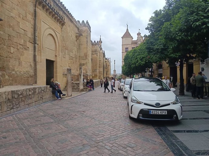 Archivo - Taxis en la parada de la Mezquita-Catedral.