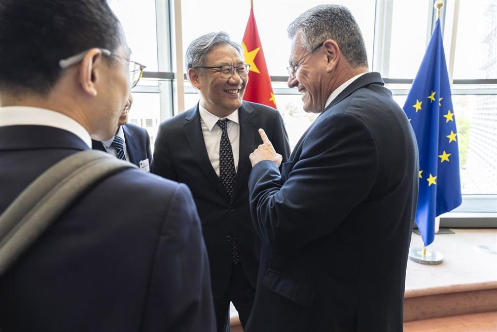El negociador comercial de la UE y comisario, Maros Sefcovic, y el ministro de Comercio chino, Wang Wentao.
