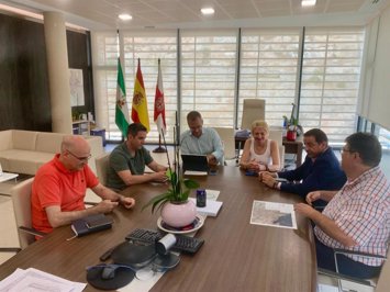 Representantes del Ayuntamiento de Almería, Endesa y la Junta de Andalucía, durante la reunión mantenida para abordar los cortes de suministro eléctrico en la ciudad.