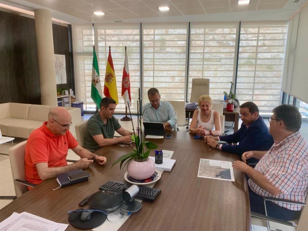 Representantes del Ayuntamiento de Almería, Endesa y la Junta de Andalucía, durante la reunión mantenida para abordar los cortes de suministro eléctrico en la ciudad.