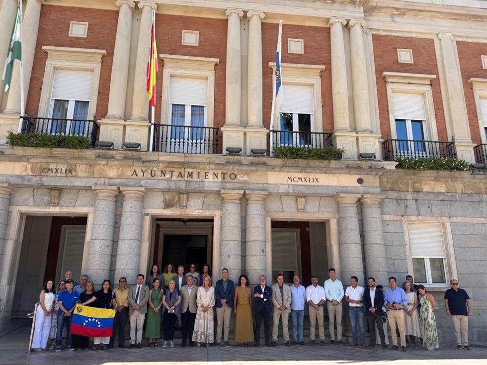 Minuto de silencio en el Ayuntamiento de Huelva por las víctimas de los terremotos de Venezuela.