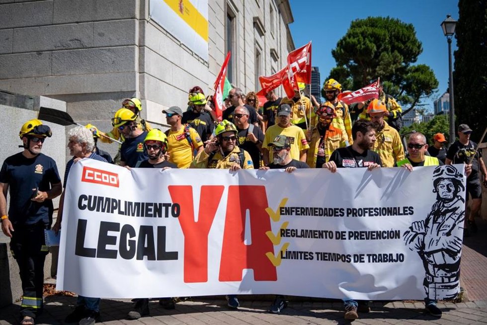 Bomberos forestales se manifiestan en Madrid y denuncian que las administraciones "siguen improvisando" contra el fuego.