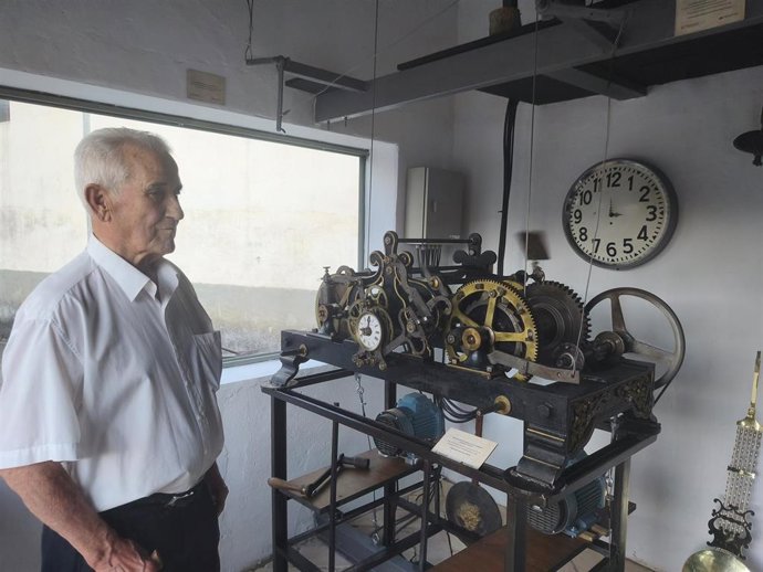 El Museo del Tiempo nace como un espacio singular que reúne relojes monumentales, mecanismos históricos, campanas y diferentes artilugios que ha recopilado y restaurado Tomás Borau durante toda su vida.