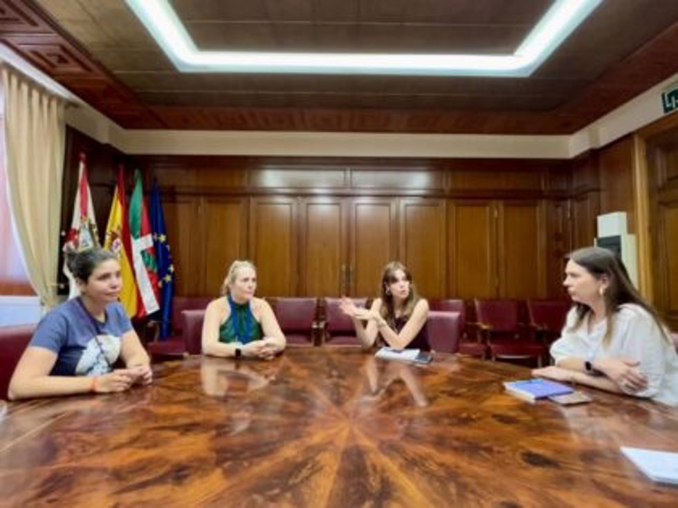 Etxebarria recibe a la asociación de venezolanos de Álava