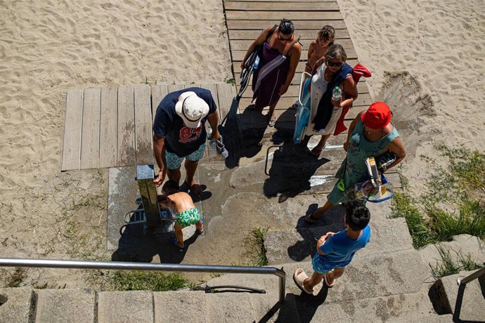 Archivo - Varias personas en la playa, en Pontevedra, Galicia (España). 