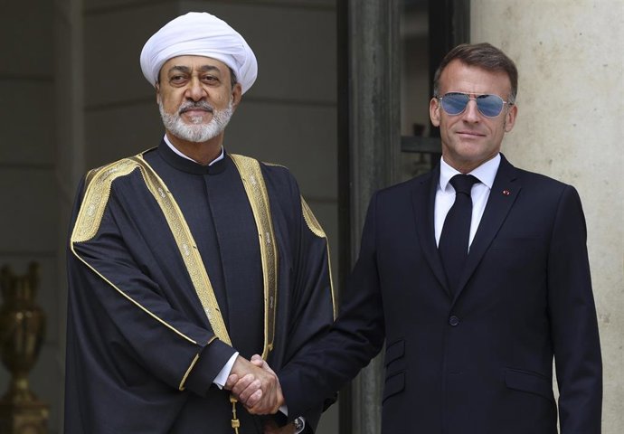 El sultán de Omán, Haitham bin Tarik, y el presidente de Francia, Emmanuel Macron