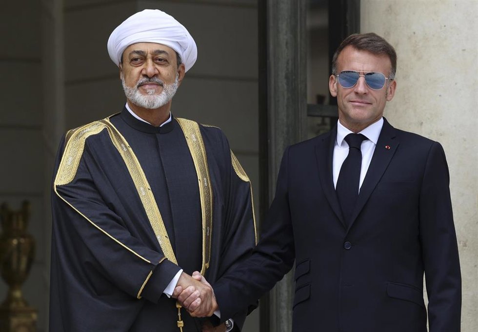 El sultán de Omán, Haitham bin Tarik, y el presidente de Francia, Emmanuel Macron
