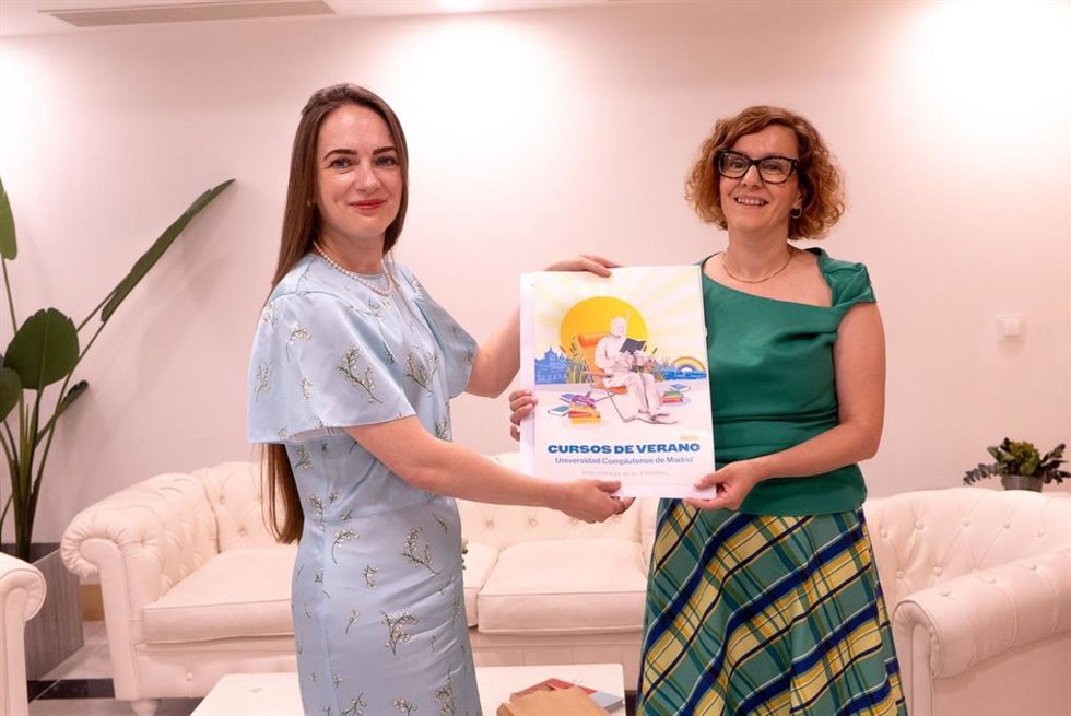 La Premio Nobel de la Paz, Oleksandra Matviichuk, junto a la vicerrectora de Estudiantes de la Universidad Complutense de Madrid (UCM), Rosa María de la Fuente, en un encuentro previo a la rueda de prensa, enmarcada en los Cursos de VErano de la UCM.
