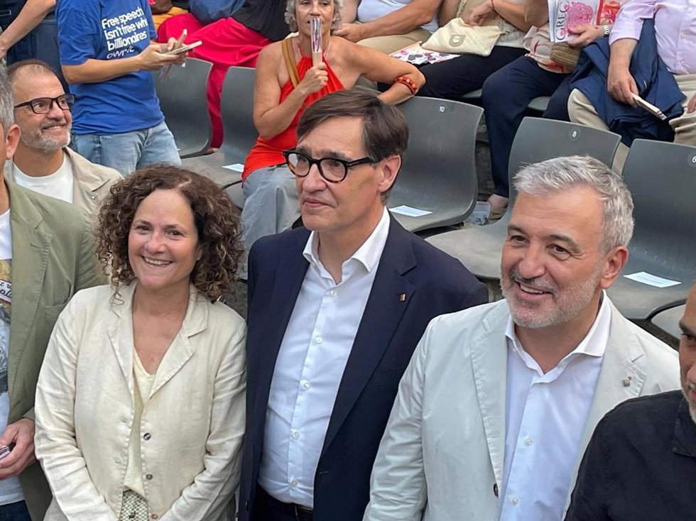 El presidente de la Generalitat, Salvador Illa; el alcalde de Barcelona, Jaume Collboni y la consellera de Cultura, Sònia Hernández en la inauguración del 50 Festival Grec de Barcelona