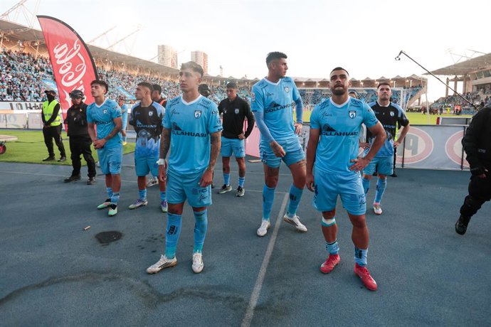 Futbol, Deportes Iquique vs Universidad de Chile. Fecha 30, Liga de Primera 2025. Los jugadores de Deportes Iquique se lamentan tras perder el partido de primera division ante Universidad de Chile disputado en el estadio Tierra de Campeones de Iquique,