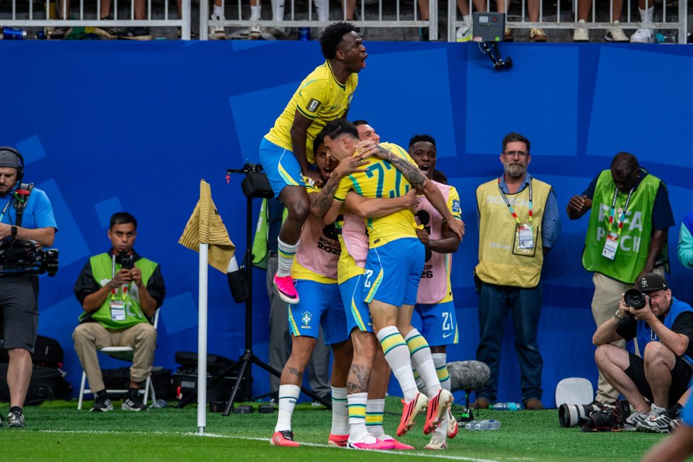 Los jugadores de Brasil celebran el definitivo 2-1 ante Japón en dieciseisavos de final del Mundial 2026