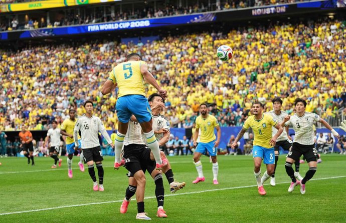 29 de junho de 2026, EUA, Houston: O brasileiro Casemiro comemora ao marcar o primeiro gol de sua equipe durante a partida das oitavas de final da Copa do Mundo da FIFA 2026 entre Brasil e Japão, no Houston Stadium. Foto: Ulrik Pedersen/ZUMA Press Wire/dp