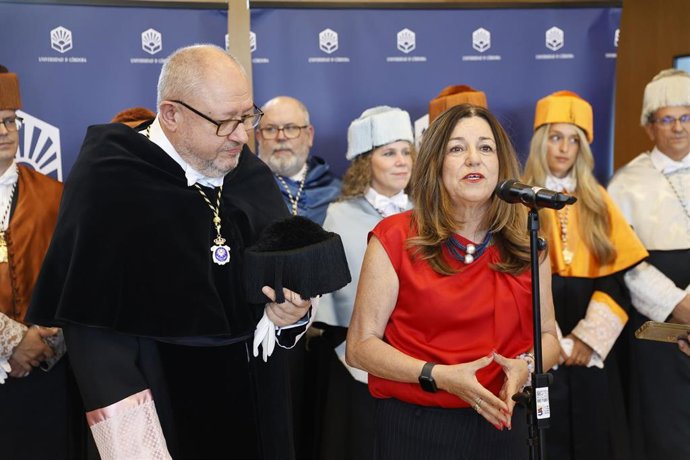 La consejera de Desarrollo Educativo y Formación Profesional en funciones y titular de la Consejería de Universidad, Investigación e Innovación, María del Carmen Castillo, en la toma de posesión Manuel Torralbo investido como nuevo rector de la UCO.