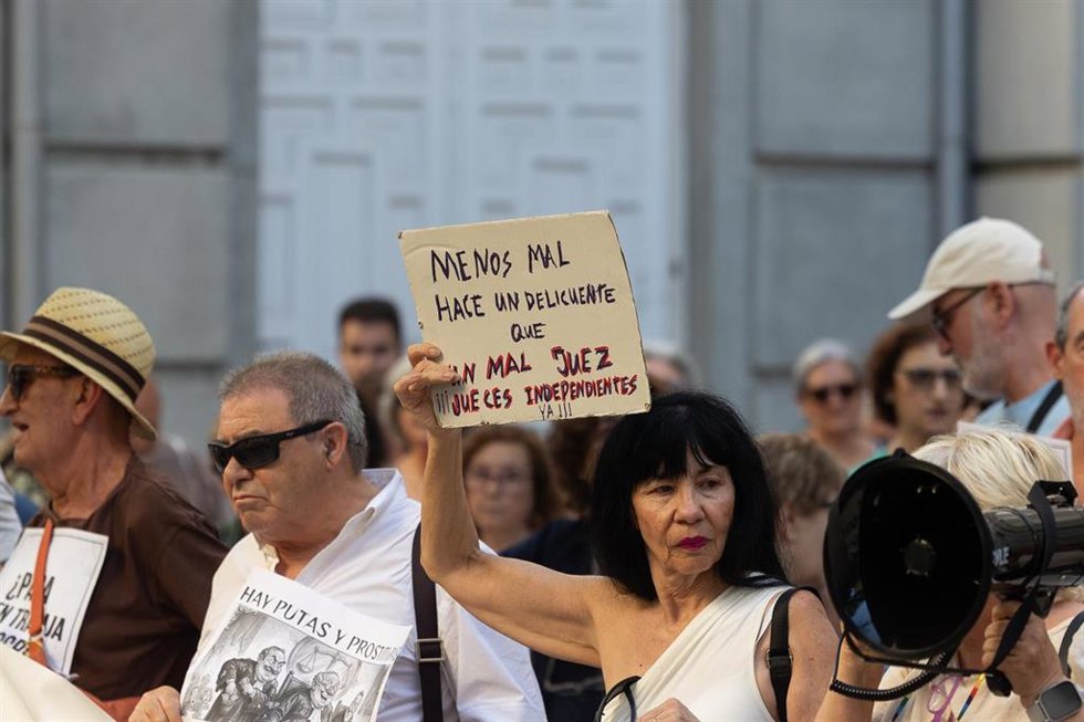 Concentración contra el juez Peinado frente a la sede del Consejo General del Poder Judicial (CGPJ), a 29 de junio de 2026, en Madrid (España).