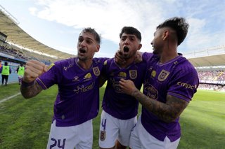 Futbol, Deportes Concepcion vs Deportes Limache Decimoquinta fecha, campeonato Nacional 2026. El jugador de Deportes Concepcion Ariel Caceres, centro, celebra con sus compañeros su gol contra Deportes Limache durante el partido de primera division