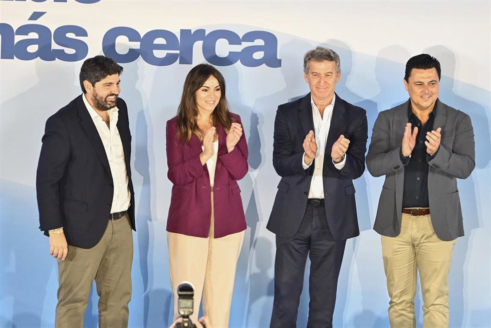El presidente del Partido Popular, Alberto Núñez Feijóo, junto al presidente autonómico de partido, Fernando López Miras, el secretario general autonómico, José Miguel Luengo, y la alcaldesa de la ciudad, Rebeca Pérez