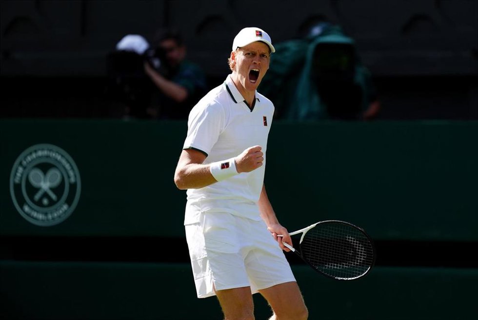 Jannik Sinner celebra un punto en su partido ante Miomir Kecmanovic en Wimbledon 2026
