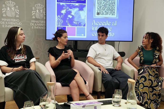 La ministra de Juventud e Infancia, Sira Rego (2i),  durante el acto de presentación de la investigación