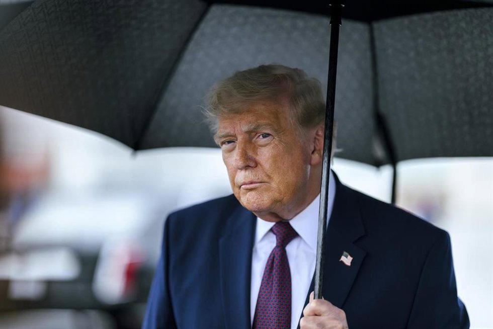El presidente de Estados Unidos, Donald Trump, escucha una pregunta de la prensa bajo el ala del Air Force One tras aterrizar en el Aeropuerto Regional de Reading, en Pensilvania